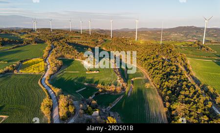 Vue aérienne de moulins à vent sur les collines entre les champs de culture céréalière dans la province de Tarragone en Catalogne en Espagne Banque D'Images