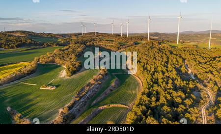 Vue aérienne de moulins à vent sur les collines entre les champs de culture céréalière dans la province de Tarragone en Catalogne en Espagne Banque D'Images