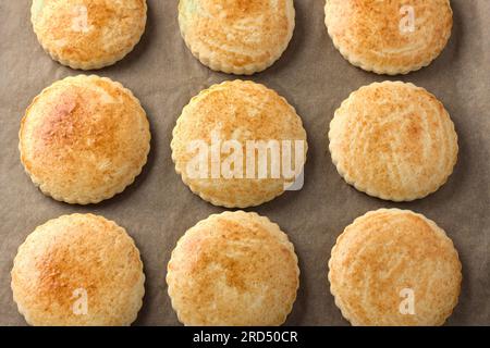 Shortcakes au lait fraîchement cuit sur parchemin, vue de dessus. DIY, étape par étape, étape 10. Banque D'Images