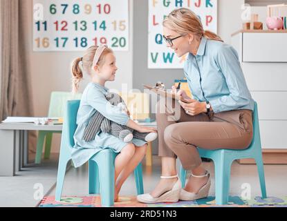 Petite fille, psychologue et écriture avec parler, sourire et écouter pour le soutien, l'aide et le programme de counselling scolaire. Femme, enfant féminin et Banque D'Images