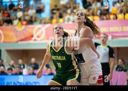 15 juillet 2023, AlcalÃ¡ de Henares, Madrid, Espagne: JAYDA CLARK (10 ans), joueuse australienne, et ARIADNA TERMIS (14 ans) - joueuse espagnole - pendant le match entre les deux équipes lors du match 1 de la coupe du monde féminine de basket-ball U19 de la FIBA Espagne 2023, au complexe sportif Espartales à AlcalÃ¡ de Henares, Madrid, Espagne. (Image de crédit : © Oscar Ribas Torres/ZUMA Press Wire) USAGE ÉDITORIAL SEULEMENT! Non destiné à UN USAGE commercial ! Banque D'Images