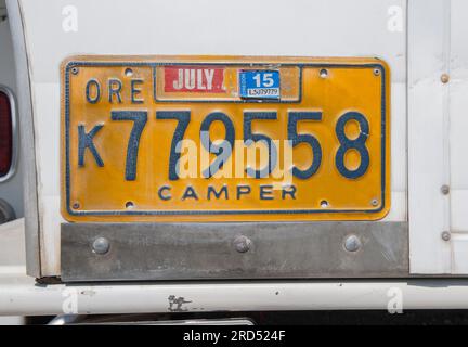 Un camping-car escamotable « Alaska » 1965 monté sur un camion Chevrolet 1958 Banque D'Images