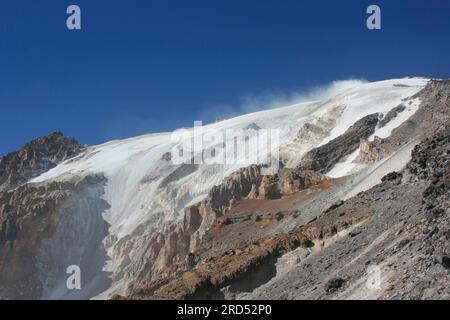 Glacier sur le côté est du volcan Damavant, Iran Banque D'Images