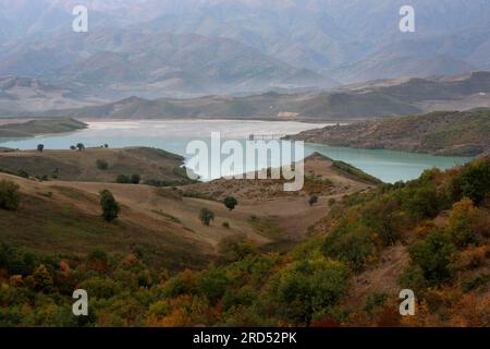 Lac de montagne dans le petit Caucase près de Kapan, Arménie Banque D'Images