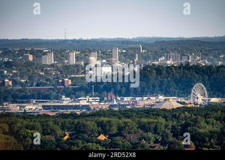 Vue depuis le Haniel Slagheap vers le sud, sur le centre commercial Westfield Centro, Knappenhalde, à la ligne d'horizon du centre-ville de Mülheim an d Banque D'Images