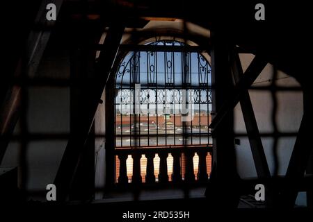 Vue à travers une vieille fenêtre en treillis de l'historique Kreuzkirche sur la vieille ville et les toits, Dresde, Saxe, Allemagne Banque D'Images