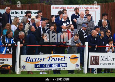 18 juillet 2023 ; New Dundas Park, Bonnyrigg, Midlothian, Écosse : Scottish Viaplay Cup Group E football, Bonnyrigg Rose versus Dundee ; fans de Dundee Banque D'Images