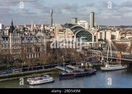 La gare de Charing Cross et Hungerford Bridge Banque D'Images