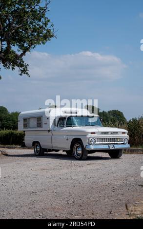 Un camping-car escamotable « Alaska » 1965 monté sur un camion Chevrolet 1958 Banque D'Images