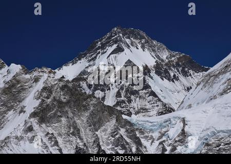 Khumbutse. Haute montagne à la frontière du Népal et de la Chine. Vue depuis Kala Patthar, parc national de l'Everest Banque D'Images