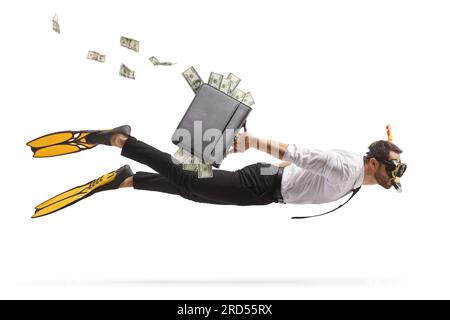 Homme d'affaires avec une mallette pleine d'argent plongée avec un masque de tuba et des palmes isolés sur fond blanc Banque D'Images