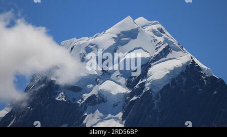 Sommet du Mt Cook et nuage. Plus haute montagne de Nouvelle-Zélande Banque D'Images