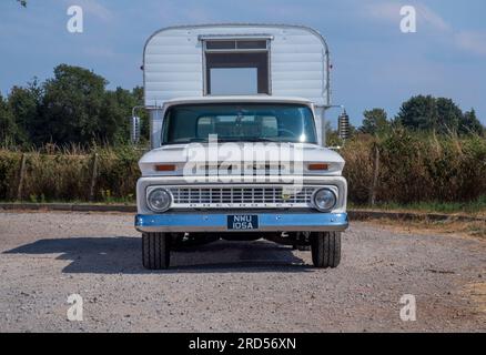 Un camping-car escamotable « Alaska » 1965 monté sur un camion Chevrolet 1958 Banque D'Images