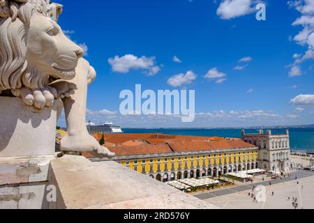 Place Comércio, Praça do Comércio, place du Commerce, vue du monument Rua Augusta Arc de Triomphe, Arco da Rua Augusta, Lisbonne, Portugal Banque D'Images