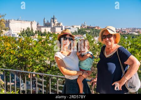 Une famille avec enfant visitant la cathédrale de Santa Maria la Real de la Almudena et le Palais Royal à Madrid capitale de l'Espagne Banque D'Images