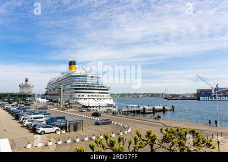 Kiel, Allemagne - 19 mai 2023 : vue panoramique du bateau de croisière Costa Firenze quai voiture bus touristique Oslo quai Kiel Fjord Mer Baltique. Croisière sur l'océan Banque D'Images