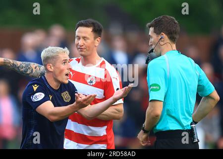 18 juillet 2023 ; New Dundas Park, Bonnyrigg, Midlothian, Écosse : Scottish Viaplay Cup Group E football, Bonnyrigg Rose versus Dundee ; Luke McCowan de Dundee conteste une décision Banque D'Images