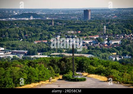 Vue d'Oberhausen avec le gazomètre, depuis le tas de scories Haniel, croix sommitale à l'autel des stations de la Croix sur le tas de scories, Westfield C. Banque D'Images