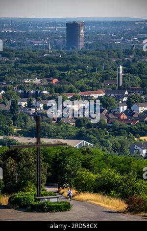 Vue d'Oberhausen avec le gazomètre, depuis le tas de scories Haniel, croix sommitale à l'autel des stations de la Croix sur le tas de scories, Westfield C. Banque D'Images