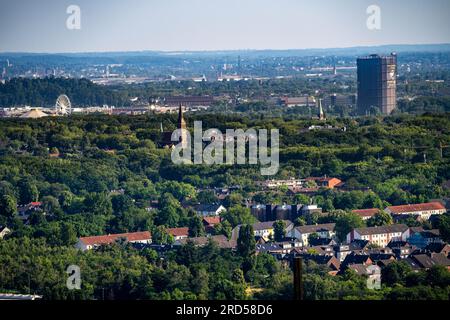 Vue d'Oberhausen avec le gazomètre, depuis le tas de Haniel, sur la gauche le centre commercial Westfield Centro, NRW, Allemagne, Banque D'Images