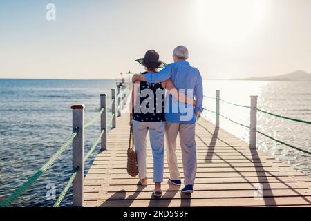 Couple de famille senior marchant sur la jetée côtière en Egypte. Personnes âgées profitant de vacances d'été en bord de mer. Banque D'Images