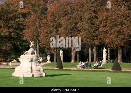 Statue dans le jardin du palais, Palais baroque de l'eau Nordkirchen, Rhénanie du Nord-Westphalie, Allemagne, Versailles Westphalien Banque D'Images