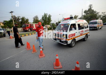 Peshawar, Pakistan. 18 juillet 2023. Des ambulances arrivent sur le site de l'explosion à Peshawar, au Pakistan, le 18 juillet 2023. Huit personnes ont été blessées lorsqu'une explosion a frappé un véhicule des troupes paramilitaires Frontier corps dans la province de Khyber Pakhtunkhwa, au nord-ouest du Pakistan, mardi après-midi, ont déclaré les équipes de secours et la police. Crédit : Str/Xinhua/Alamy Live News Banque D'Images