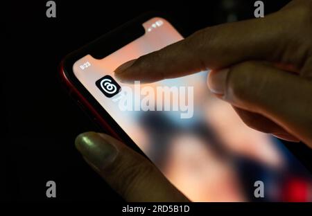 Guwahati, Inde. 6 juillet 2023. Dans cette illustration photo, une personne naviguant sur les fils de l'application de Meta, sur un téléphone mobile. Threads est la dernière application Banque D'Images