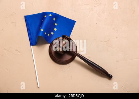 Marteau du juge et drapeau de l'Union européenne sur table beige Banque D'Images