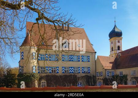 Château de Wilfingen, pavillon de chasse, fenêtres, volets, architecture, St. Église catholique John Nepomuk à droite, tour de l'église, horloge, Wilflingen Banque D'Images