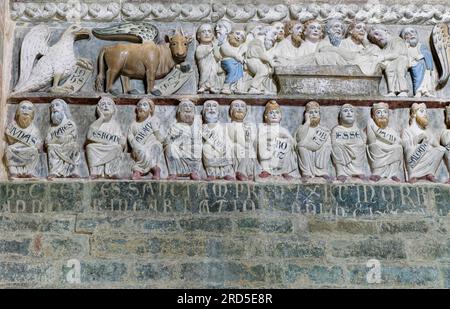 Détail, Rood écran roman avec les ancêtres de Jésus, au-dessus de lui la mort de Marie et les symboles évangélistes Jean et Luc, Abbazia Santa Maria di Banque D'Images