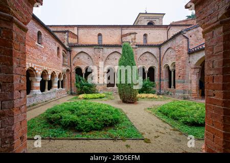 Cloître, Abbaye, Abbazia Santa Maria di Vezzolano, Albugnano, province of Asti, Monferrato, Piémont, Italie Banque D'Images