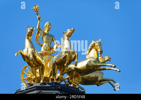 Quadriga sur le toit, doré, Apollon, dieu de la lumière sur chariot à quatre mains, quatre chevaux, portant la torche comme symbole du soleil, temple du soleil, orangerie, Banque D'Images