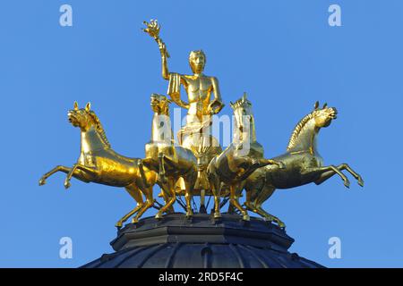 Quadriga sur le toit, doré, Apollon, dieu de la lumière sur chariot à quatre mains, quatre chevaux, portant la torche comme symbole du soleil, temple du soleil Banque D'Images