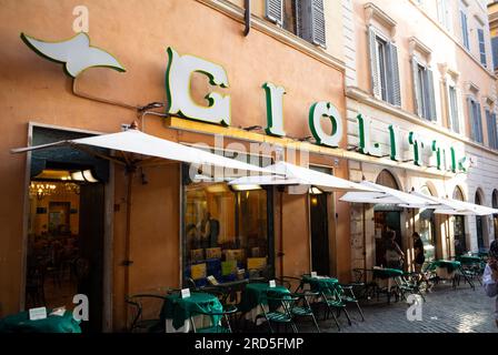 Rome, Latium, Italie, la façade du magasin Giolitti, l'une des plus anciennes gelateria de Rome. Banque D'Images