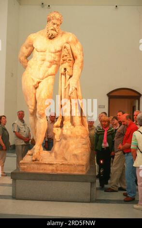 Visiteur à la sculpture 'Hercule Farnese', Musée archéologique national, Naples, Italie Banque D'Images