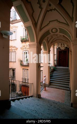 Escalier, Palazzo dello Spagnolo, Naples, Italie Banque D'Images