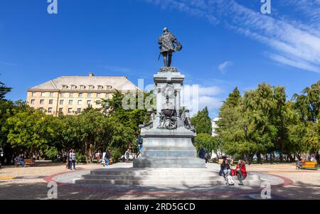 Plaza de Armas City Square à Punta Arenas, Chili avec sentiers arborés, bancs et mémorial au célèbre explorateur portugais Ferdinand Magellan Banque D'Images