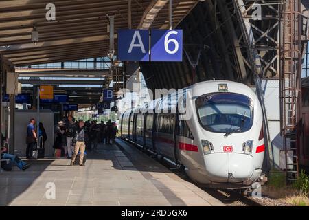 ICE avec plate-forme à la gare principale de Brême, Brême, Allemagne Banque D'Images