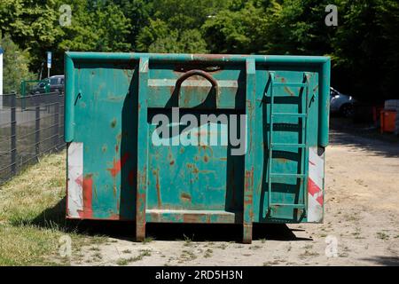 Benne verte avec déchets végétaux, conteneur à déchets, Allemagne Banque D'Images