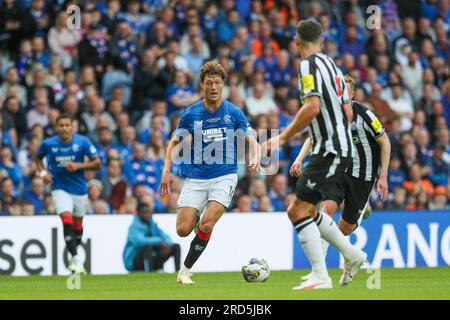 Glasgow, Royaume-Uni. 18 mai 2023. Un match de témoignage entre les Rangers et Newcastle United, a eu lieu à Ibrox Park, Glasgow, Royaume-Uni, la maison des Rangers FC, pour Allan McGregor, (surnommé Greegsy) le gardien de but des Rangers qui prend sa retraite. Allan McGregor a fait ses débuts en équipe première en février 2002 et a joué 500 matchs pour les Rangers. Il a fait partie de 6 titres de ligue, 5 équipes gagnantes de coupe de ligue et a également joué un rôle clé dans l'obtention des finales de coupe de l'UEFA et de l'Europa League en 2008 et 2022. Crédit : Findlay/Alamy Live News Banque D'Images