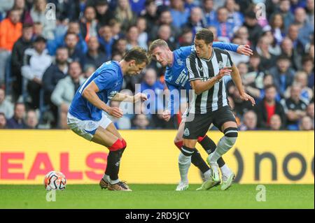 Glasgow, Royaume-Uni. 18 mai 2023. Un match de témoignage entre les Rangers et Newcastle United, a eu lieu à Ibrox Park, Glasgow, Royaume-Uni, la maison des Rangers FC, pour Allan McGregor, (surnommé Greegsy) le gardien de but des Rangers qui prend sa retraite. Allan McGregor a fait ses débuts en équipe première en février 2002 et a joué 500 matchs pour les Rangers. Il a fait partie de 6 titres de ligue, 5 équipes gagnantes de coupe de ligue et a également joué un rôle clé dans l'obtention des finales de coupe de l'UEFA et de l'Europa League en 2008 et 2022. Crédit : Findlay/Alamy Live News Banque D'Images