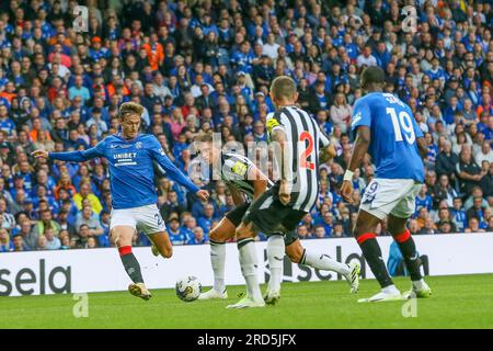 Glasgow, Royaume-Uni. 18 mai 2023. Un match de témoignage entre les Rangers et Newcastle United, a eu lieu à Ibrox Park, Glasgow, Royaume-Uni, la maison des Rangers FC, pour Allan McGregor, (surnommé Greegsy) le gardien de but des Rangers qui prend sa retraite. Allan McGregor a fait ses débuts en équipe première en février 2002 et a joué 500 matchs pour les Rangers. Il a fait partie de 6 titres de ligue, 5 équipes gagnantes de coupe de ligue et a également joué un rôle clé dans l'obtention des finales de coupe de l'UEFA et de l'Europa League en 2008 et 2022. Crédit : Findlay/Alamy Live News Banque D'Images