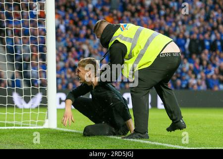 Glasgow, Royaume-Uni. 18 mai 2023. Un match de témoignage entre les Rangers et Newcastle United, a eu lieu à Ibrox Park, Glasgow, Royaume-Uni, la maison des Rangers FC, pour Allan McGregor, (surnommé Greegsy) le gardien de but des Rangers qui prend sa retraite. Allan McGregor a fait ses débuts en équipe première en février 2002 et a joué 500 matchs pour les Rangers. Il a fait partie de 6 titres de ligue, 5 équipes gagnantes de coupe de ligue et a également joué un rôle clé dans l'obtention des finales de coupe de l'UEFA et de l'Europa League en 2008 et 2022. Crédit : Findlay/Alamy Live News Banque D'Images