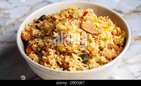 Poulet biryani Indian épicé Malabar biryani Hyderabadi biryani, Dum Biriyani pulao bol doré Kerala Inde Sri Lanka Pakistan riz basmati mélangé ric Banque D'Images