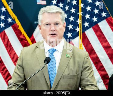 Washington, États-Unis. 18 juillet 2023. ÉTATS-UNIS Représentant Mike Collins (R-GA) parlant avec des journalistes lors d'une conférence de presse de la direction républicaine de la Chambre au Capitole des États-Unis. Crédit : SOPA Images Limited/Alamy Live News Banque D'Images