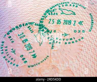 Géorgie Batumi timbre de passage de la frontière dans un passeport ouvert. Géorgie Tbilissi timbre de passeport de sortie. Cachet d'entrée de Géorgie 2019 Banque D'Images