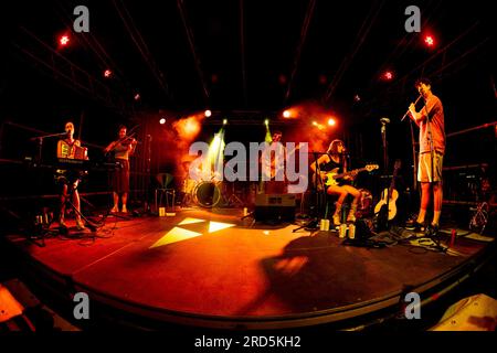 Milan, Italie. 18 juillet 2023. (G-D) May Kershaw, Georgia Ellery, Charlie Wayne, Luke Mark, Tyler Hyde, Lewis Evans de Black Country, New Road se produit en live au Circolo Magnolia à Milan. (Photo de Mairo Cinquetti/SOPA Images/Sipa USA) crédit : SIPA USA/Alamy Live News Banque D'Images