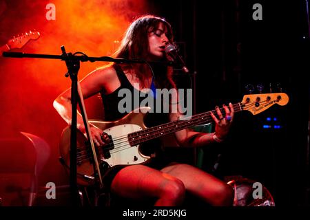 Milan, Italie. 18 juillet 2023. Tyler Hyde de Black Country, New Road joue en direct au Circolo Magnolia à Milan, Italie, le 18 2023 juillet (photo de Mairo Cinquetti/Sipa USA) crédit : SIPA USA/Alamy Live News Banque D'Images