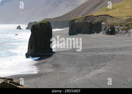 Panorama de Laekjavik Beach formation rocheuse pile de mer sable noir océan atlantique tour de la côte est fjords Islande Europe Banque D'Images